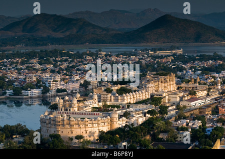 Palais de la ville de Devi Temple hill. Le Rajasthan. Udaipur. L'Inde Banque D'Images