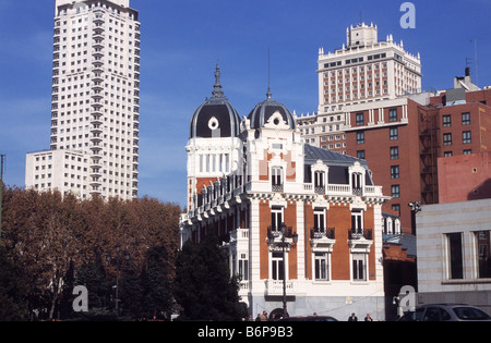 Ancien siège de la Royal Asturian Mining Company (centre) près de Plaza de España, Torre de Madrid (l) et Edificio España (R), Madrid, Espagne Banque D'Images