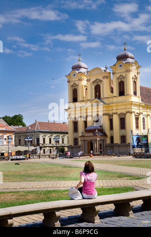 Timisoara Roumanie l'Europe de l'UE la Transylvanie Transylvanie Transilvanian fille femme église bâtiment architecture soleil carré Banque D'Images