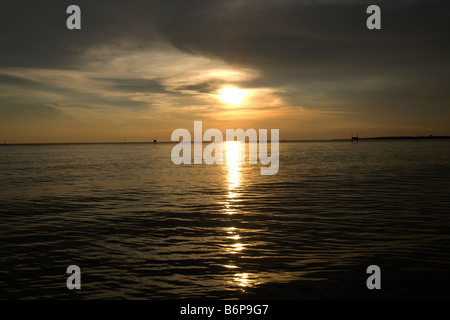 Coucher de soleil à Bagan Lalang, Selangor, Malaisie Banque D'Images