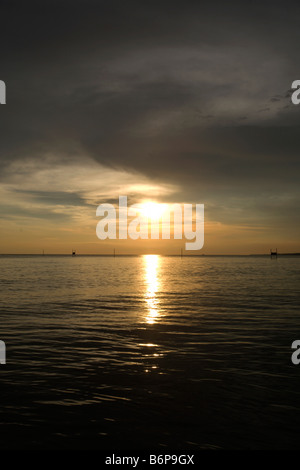 Coucher de soleil à Bagan Lalang, Selangor, Malaisie Banque D'Images