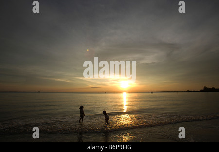 Coucher de soleil à Bagan Lalang, Selangor, Malaisie Banque D'Images