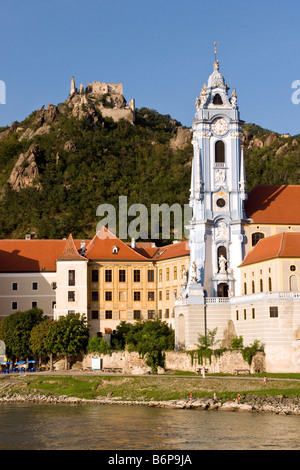 Durnstein village sur banque du Danube avec ruine au-dessus de Kuenringer château où Richard Coeur de Lion une fois tenu prisonnier Banque D'Images