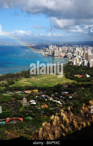 Et arc-en-ciel de Diamond Head Waikiki Banque D'Images