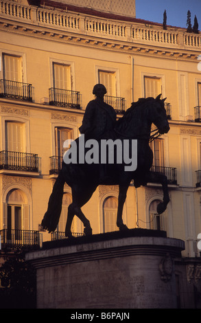 Statue du roi Carlos III, fenêtres et balcons sur la façade d'un bâtiment historique en arrière-plan, Plaza Puerta del sol, Madrid, Espagne Banque D'Images