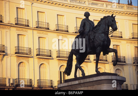 Statue du roi Carlos III, fenêtres et balcons sur la façade d'un bâtiment historique en arrière-plan, Plaza Puerta del sol, Madrid, Espagne Banque D'Images