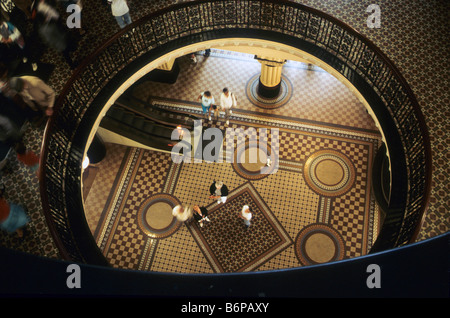 Les visiteurs au centre commercial de Victoria, Sydney, Australie comme vu depuis les étages supérieurs. Banque D'Images