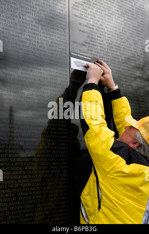 Un vétéran scribes un soldat de la Vietnam Veteran's Memorial wall - Washington, DC USA Banque D'Images