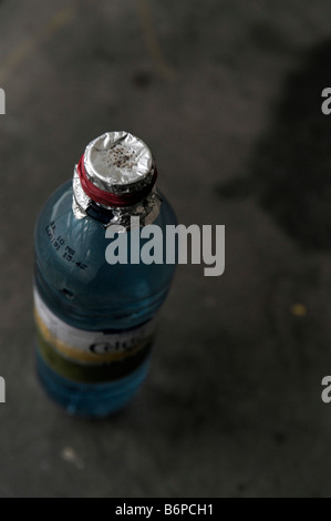 Une bouteille d'eau minérale spécialement adapté pour l'inhalation de crack de la fumée. Banque D'Images