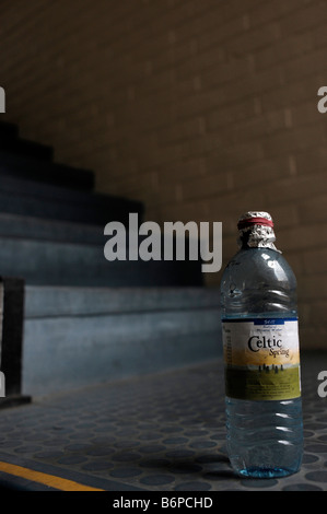 Une bouteille d'eau minérale spécialement adapté pour l'inhalation de crack de la fumée. Banque D'Images