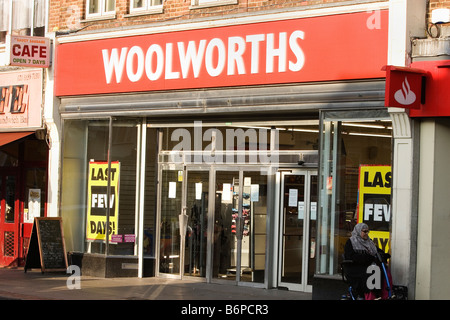 Derniers jours de Woolworths en dehors du Grand Londres Banque D'Images