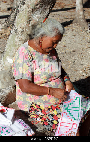Maya Senior woman doing needlework de Chichen Itza sur la pyramide du patrimoine site au Mexique Banque D'Images