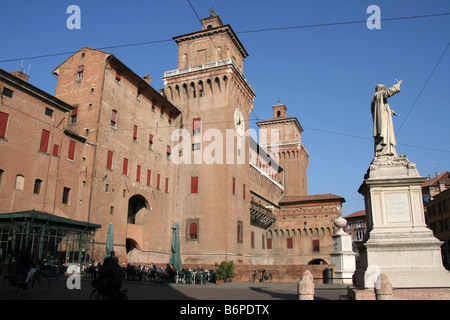 Savonarole statue et château d'Este à Ferrare en Italie Banque D'Images