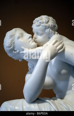 "L'affection maternelle", statue en marbre par Edward Hodges Baily, 1837. Mère et enfant sont dans l'apparence de la déesse et putto Banque D'Images