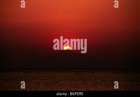 Grèce, coucher de soleil sur le Mont Athos vu de l'île de Limnos Banque D'Images