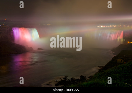 Un jeu de lumières avec projecteurs colorés à la cascade Horseshoe Falls sur la rivière Niagara, Niagara Falls Ontario Canada Banque D'Images