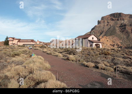 Le Parador et l'église dans le parc national de Las Canadas del Teide à Tenerife dans les Îles Canaries Espagne Banque D'Images