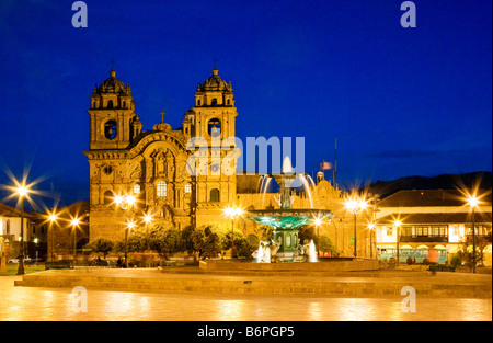 L'église baroque des jésuites, Iglesia de la Compania de Jesus et la fontaine de la Plaza de Armas, Cusco, Pérou au crépuscule, crépuscule Banque D'Images