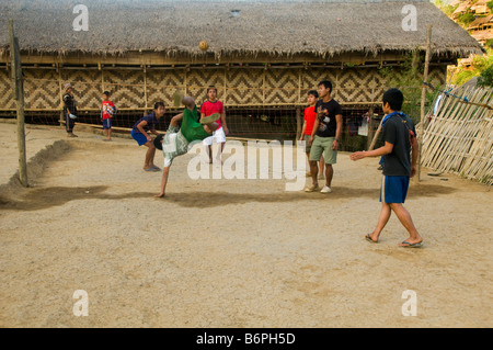 Les jeunes hommes jouant Sepak Takraw au Umpian camp de réfugiés birmans en Thaïlande du nord Banque D'Images