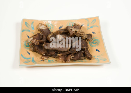 Une assiette de morceaux de viande séchée la viande séchée d'Afrique du Sud sur fond blanc Banque D'Images