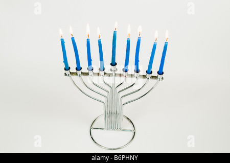 Silver Hannukah Menorah avec bougies bleu sur fond blanc Banque D'Images