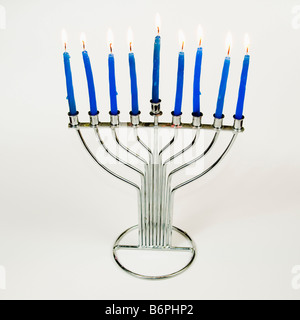 Silver Hannukah Menorah avec bougies bleu sur fond blanc Banque D'Images