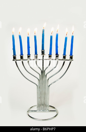 Silver Hannukah Menorah avec bougies bleu sur fond blanc Banque D'Images