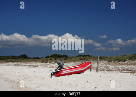 Bateau à moteur à terre rouge Banque D'Images