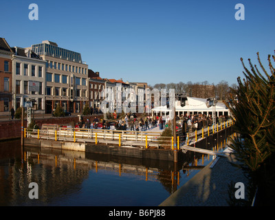 Beaucoup de gens patiner sur une patinoire de glace flottante Breda Noord Brabant aux Pays-Bas Banque D'Images