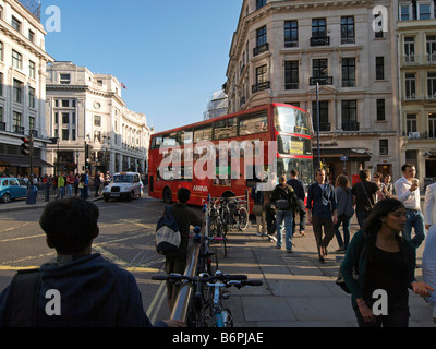 Regent Street avec de nombreuses personnes shopping London UK Banque D'Images