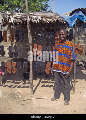 Un service de bouilloire à côté de son lieu de travail et dans la boutique de l'Afrique de l'Ouest Gambie Banque D'Images