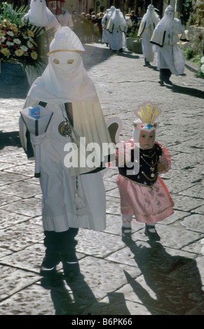 Petit enfant habillé en ange et pénitents à Semaine Sainte Semaine Sainte procession le dimanche des Rameaux à Enna Sicile Italie Banque D'Images