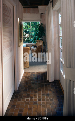 Carrelage en céramique marron blanc étroit couloir hall avec des rideaux blancs de la fenêtre et de l'avis de salon grâce à open door Banque D'Images