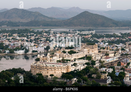 Palais de la ville de Devi Temple hill. Le Rajasthan. Udaipur. L'Inde Banque D'Images