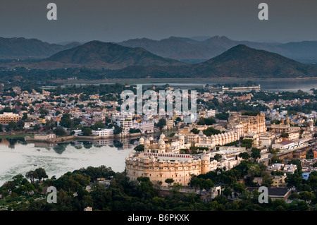 Palais de la ville de Devi Temple hill. Le Rajasthan. Udaipur. L'Inde Banque D'Images