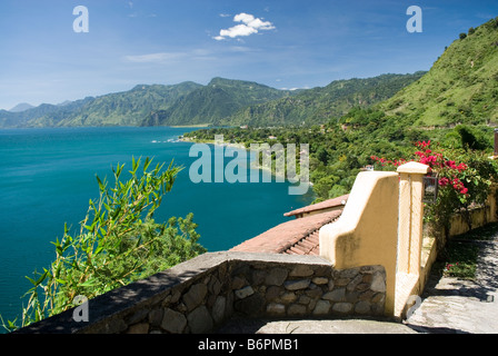 Lago de Atitlan, vu de Santa Catarina Palopo, Guatemala. Banque D'Images