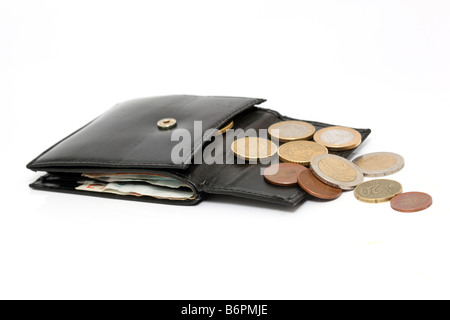 Ouvert Etui en cuir noir et pièces en euro isolated on white Banque D'Images