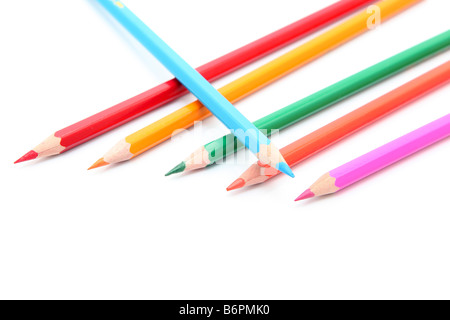 Six crayons de couleur isolé sur fond blanc avec copyspace Banque D'Images