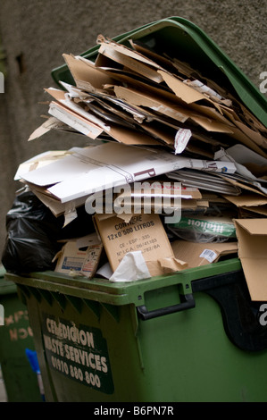 Un tas de déchets d'emballage en carton dans un aller en attente de collecte et le recyclage, le Pays de Galles UK Banque D'Images