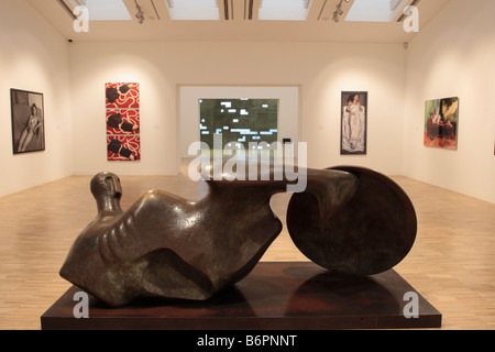 Un bronze de Henry Moore intitulé Guerrero de Goslar en une exposition de peintures sculptures photographies Banque D'Images