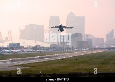 BAe 146 Décollant - London City Airport - Docklands Banque D'Images