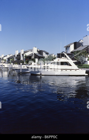 Pier 66 Marina de Fort Lauderdale en Floride, vue sur les bateaux de plaisance et de condos. Banque D'Images