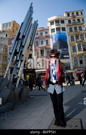 Istanbul Turquie Europe Asie Islam musulman fille personnes rue bâtiments monument Banque D'Images