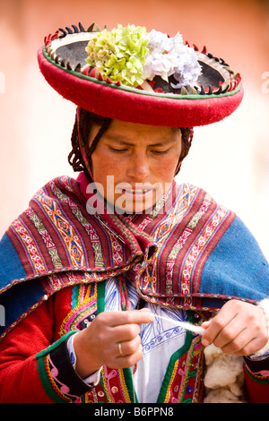 Quechuan péruvien femme portant chapeau traditionnel ou montera et filage, châle en laine de Chinchero, Pérou Banque D'Images