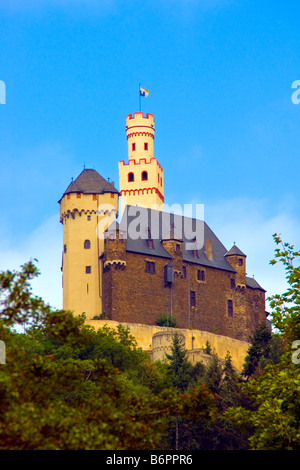 Forteresse de Marksburg surplombant la rivière du Rhin moyen près de Kobern-gondorf Banque D'Images