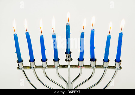 Silver Hannukah Menorah avec bougies bleu sur fond blanc Banque D'Images