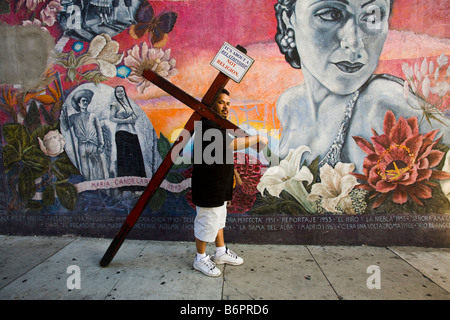 Un homme d'une croix la diffusion de la parole de Jésus Hollywood Boulevard Banque D'Images