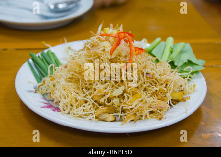Mee élégant petit de nouilles croustillantes avec sauce tamarin dans un restaurant à Bangkok en Thaïlande Banque D'Images