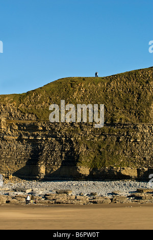 Deux personnes debout sur les falaises de Dunraven Bay dans la vallée de Glamorgan au Pays de Galles. Banque D'Images