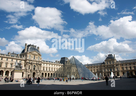 Musée du Louvre, la pyramide de l'architecte Ieoh Ming Pei, Paris, France, Europe Banque D'Images